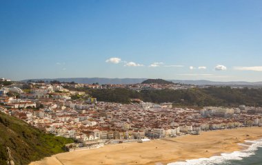 Atlantik Okyanusu'nun panoramik manzara sahil şeridi. Cityscape Nazare Town, Portekiz ile Nazare beach riviera (Praia da Nazare) görüntülemek