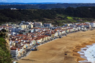 Atlantik Okyanusu'nun panoramik manzara sahil şeridi. Cityscape Nazare Town, Portekiz ile Nazare beach riviera (Praia da Nazare) görüntülemek
