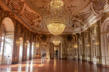 Queluz Ulusal Sarayı 'nın balo salonu 1747 ve 1794 yılları arasında Kral Pedro ve eşi için inşa edilmiştir. Sintra, Portekiz