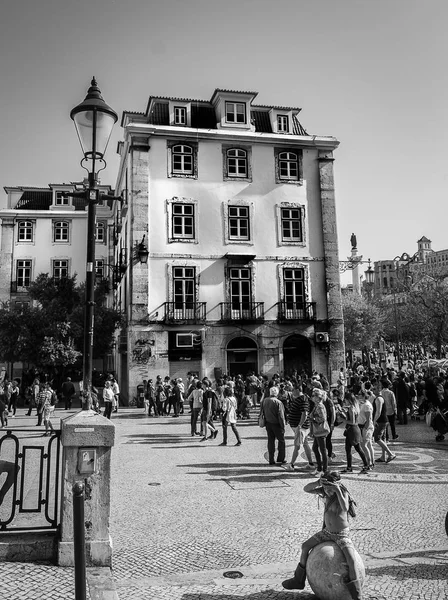Duża Grupa Ludzi Obchodzi Kwietnia Dzień Wolności Portugalia Lizbona — Zdjęcie stockowe