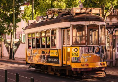Lizbon, Portekiz şehir merkezinde hafif raylı sarı tramvay