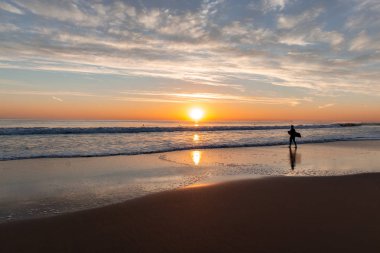 Güzel gün batımı Carcavelos beach, Cascais, Lizbon, Portekiz
