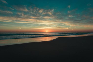 Güzel gün batımı Carcavelos beach, Cascais, Lizbon, Portekiz