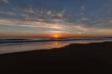 Güzel gün batımı Carcavelos beach, Cascais, Lizbon, Portekiz