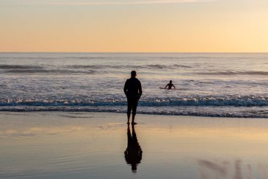 Güzel gün batımı Carcavelos beach, Cascais, Lizbon, Portekiz