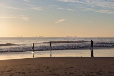 Güzel gün batımı Carcavelos beach, Cascais, Lizbon, Portekiz