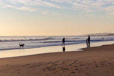 Güzel gün batımı Carcavelos beach, Cascais, Lizbon, Portekiz