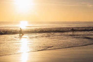Güzel gün batımı Carcavelos beach, Cascais, Lizbon, Portekiz