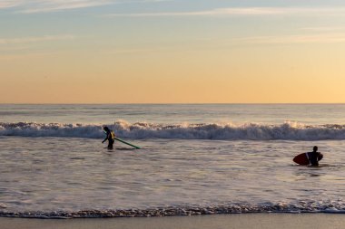 Güzel gün batımı Carcavelos beach, Cascais, Lizbon, Portekiz