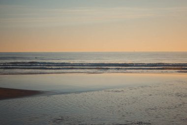 Güzel gün batımı Carcavelos beach, Cascais, Lizbon, Portekiz