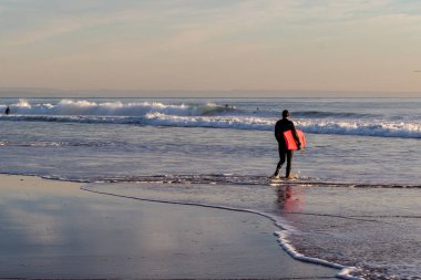 Güzel gün batımı Carcavelos beach, Cascais, Lizbon, Portekiz