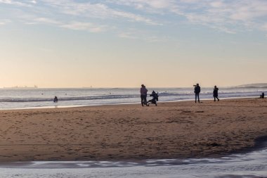 Güzel gün batımı Carcavelos beach, Cascais, Lizbon, Portekiz