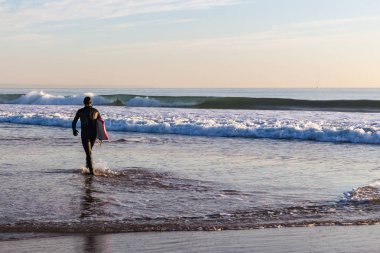 Güzel gün batımı Carcavelos beach, Cascais, Lizbon, Portekiz