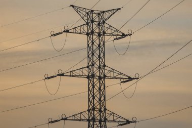 yüksek gerilim enerji iletim kuleleri günbatımı gökyüzü arka planda