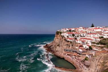 Pitoresk köy Azenhas görünümünü Mar, bir plaj bir uçurumun kenarında. Landmark yakınındaki Sintra, Lisbon, Portekiz