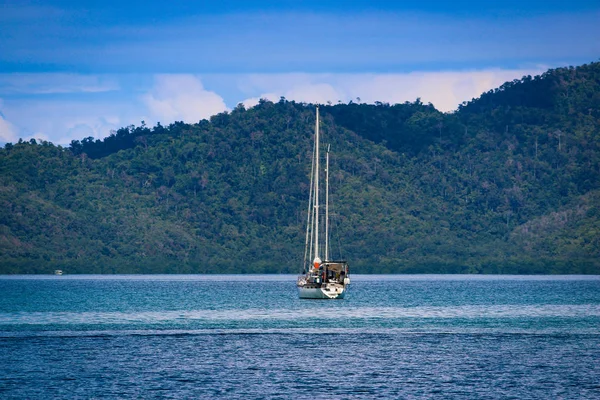 Zeilboot Tropische Landschap Met Rots Eilanden Kristal Helder Water Palawan — Stockfoto