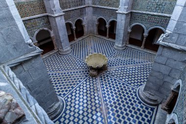 Palacio Pena iç bahçesinde veranda, Sintra, Portekiz. Saray UNESCO Dünya Miras Listesi ve Portekiz yedi harikasından biridir