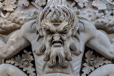 Triton Sintra lancet arch, Pena National Palace, romantik sarayda üzerinde