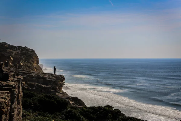 Homem Olhando Para Horizonte Praia Aguda Sintra Portugal — Fotografia de Stock