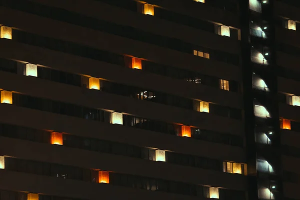 Vista Frontale Della Facciata Notturna Dell Edificio Con Molte Finestre — Foto Stock