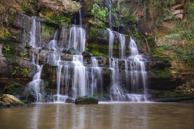 Şelale dağ manzarasının fotoğrafı. Yakın çekim. Dağ nehri şelalesi manzarası.