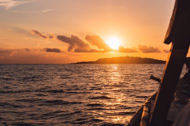 Denizde gün batımı, dramatik gökyüzü, Endonezya
