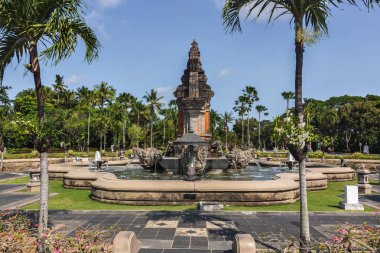 Hindu heykelleri ile bir kavşakta bir çeşme, Bali, Endonezya