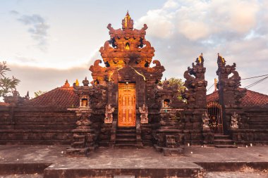 Bali'nin güneyinde güzel gün batımı, adanın her köşesinde bir Hindu tapınağı var.