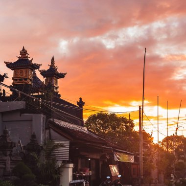 Bali'nin güneyinde güzel gün batımı, adanın her köşesinde bir Hindu tapınağı var.