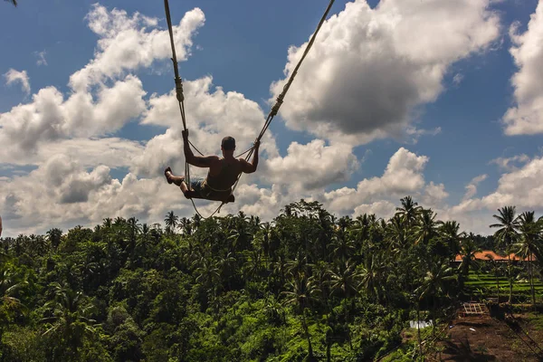 Hombre Balanceándose Sobre Selva Tropical Bali Indonesia — Foto de Stock