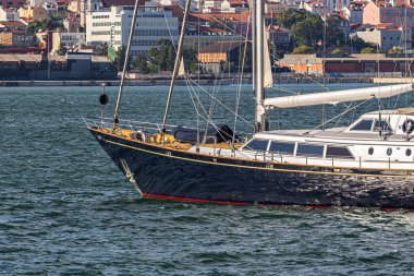 Tagus nehri içinde bir tekne, Lizbon, Portekiz
