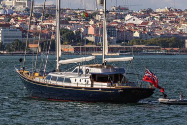 Tagus nehri içinde bir tekne, Lizbon, Portekiz