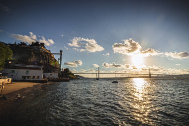 25 Nisan köprüsünün manzarası, Tagus nehri üzerinde gün batımı, Lizbon, Portekiz