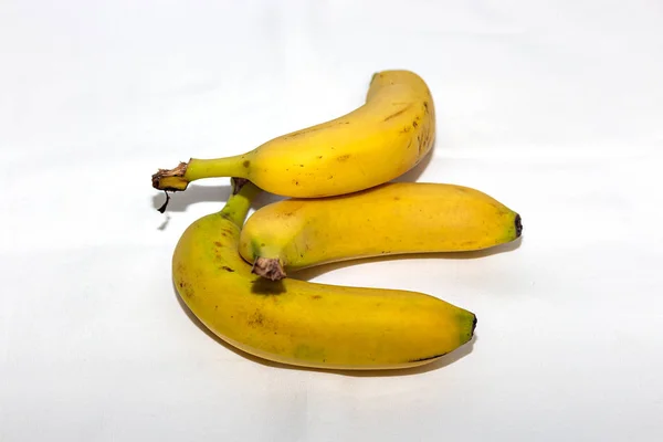 白い背景を持つ3つのバナナ 健康的な食べ物 — ストック写真