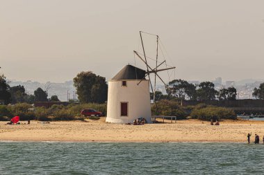 Alburrica yel değirmenleri, haliç nehir yel değirmenleri, manzara, Portekiz