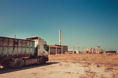 Bir kamyon eski fabrikaları, Portekiz yakınında durdu
