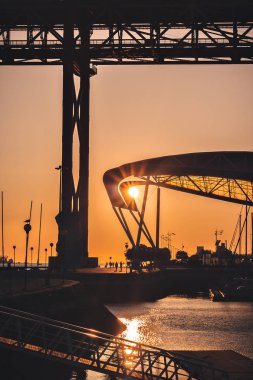 Lizbon 'da gün batımı, 25 de Abril Köprüsü, Tagus Nehri, Lizbon, Portekiz