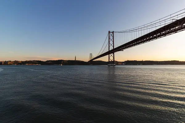 リスボンの夕日 Abil Bridge Tagus River Lisboa ポルトガル — ストック写真