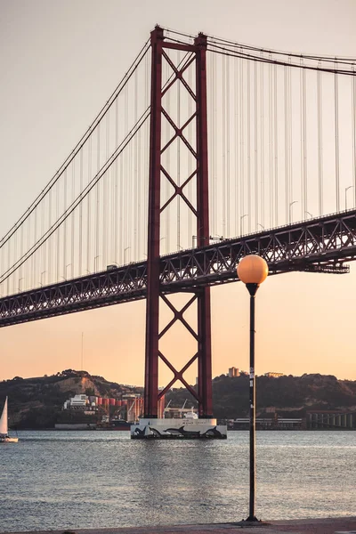 リスボンの夕日 Abil Bridge Tagus River Lisboa ポルトガル — ストック写真