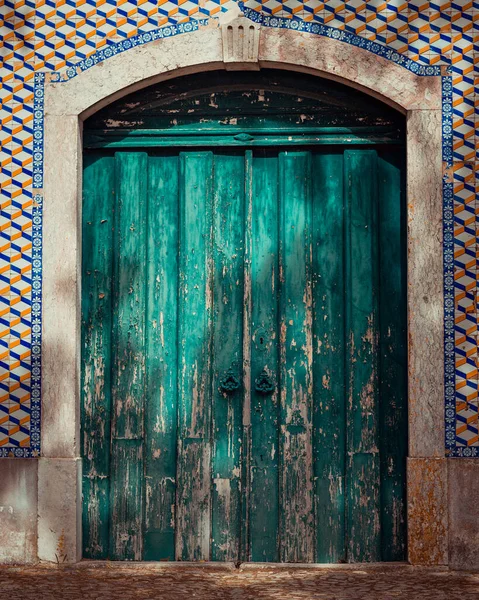Alte Blaue Holztür Einem Gefliesten Gebäude Sintra Portugal — Stockfoto
