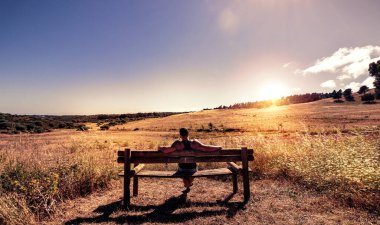 Günbatımında bankta oturan bir adam, sintra, Portekiz