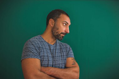 Kamera önünde bir adamın portresi.