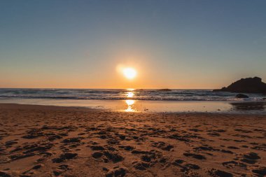 Adraga sahilinde güzel bir gün batımı, Sintra, Lizbon, Portekiz