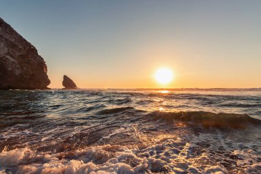 Adraga sahilinde güzel bir gün batımı, Sintra, Lizbon, Portekiz