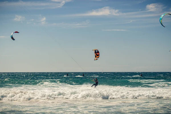 Guincho Playa Mar Con Surfistas Haciendo Kitesurf Con Cielo Azul —  Fotos de Stock