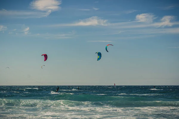 Guincho Playa Mar Con Surfistas Haciendo Kitesurf Con Cielo Azul —  Fotos de Stock