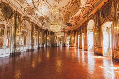 Queluz Ulusal Sarayı 'nın balo salonu 1747 ve 1794 yılları arasında Kral Pedro ve eşi için inşa edilmiştir. Sintra, Portekiz
