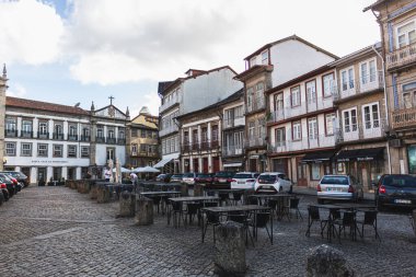Portekiz 'in doğduğu yer olan Guimaraes' in tarihi binalarının manzarası.