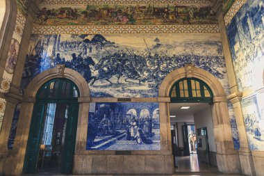 Tarihi Sao Bento tren istasyonunun içi, Porto, Portekiz