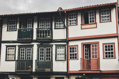 Portekiz 'in doğduğu yer olan Guimaraes' in tarihi binalarının manzarası.